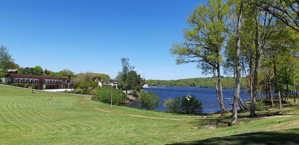 Logis Hotel du Lac Neuvic  Buitenkant foto