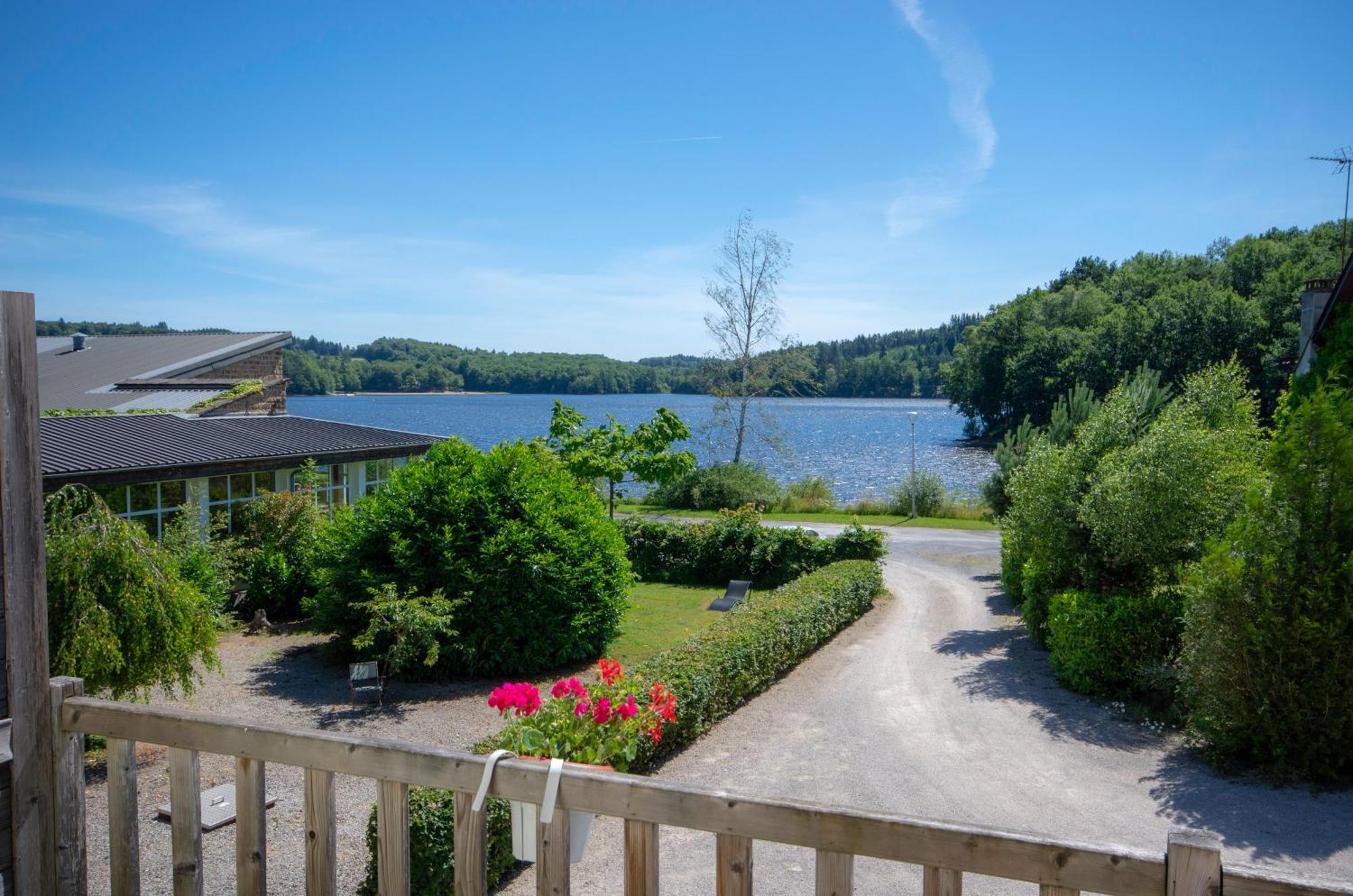 Logis Hotel du Lac Neuvic  Buitenkant foto