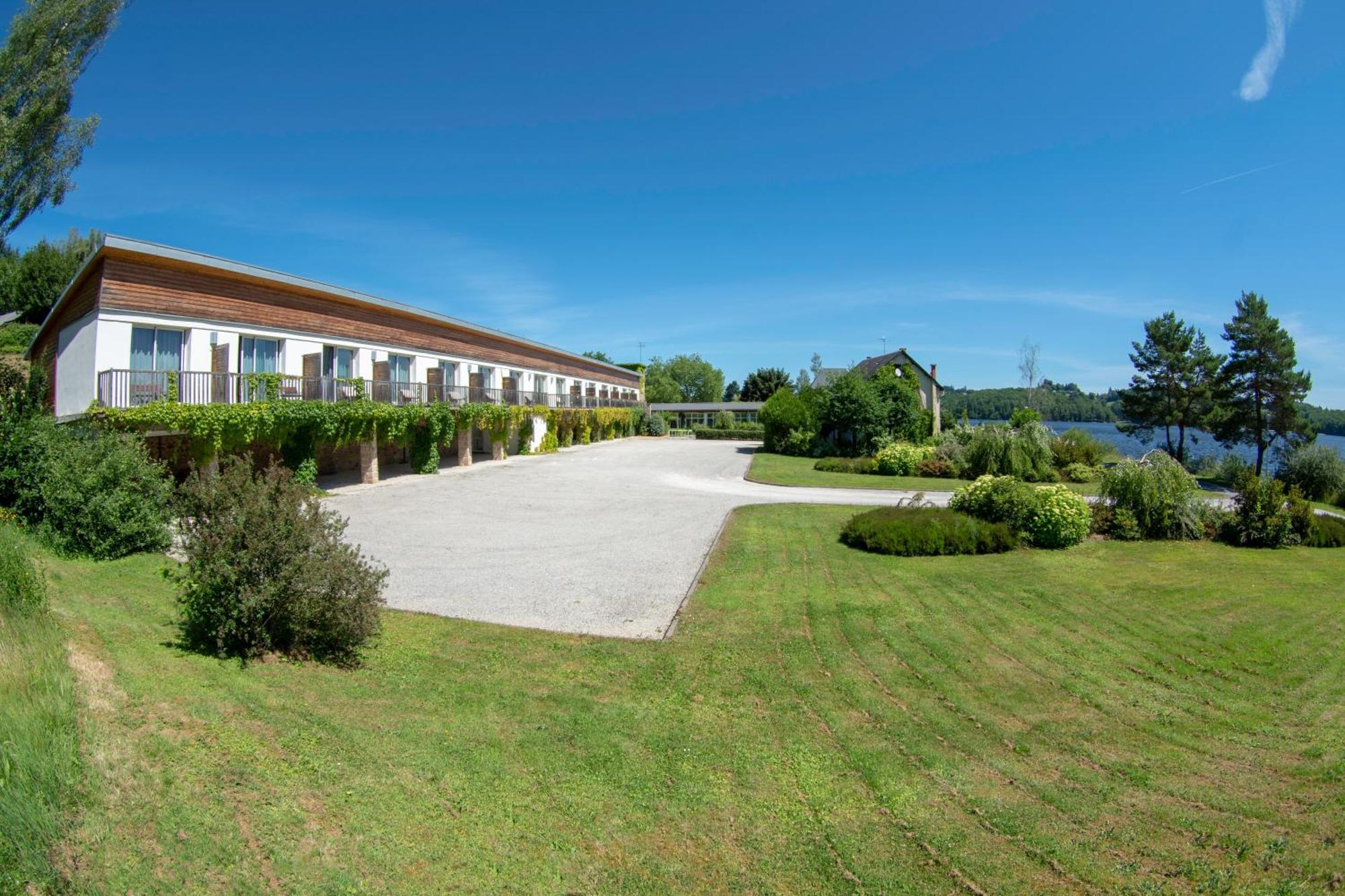 Logis Hotel du Lac Neuvic  Buitenkant foto