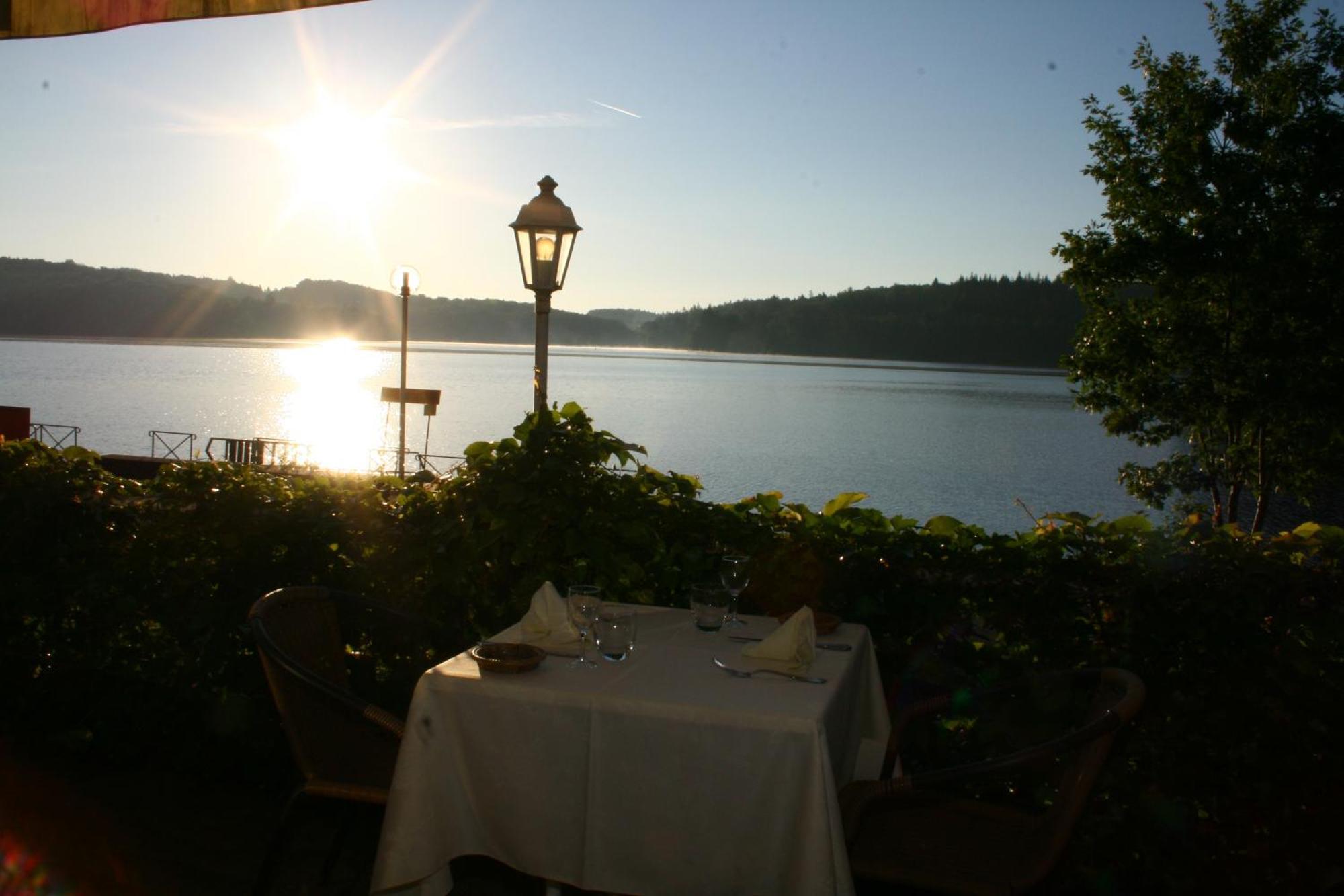 Logis Hotel du Lac Neuvic  Buitenkant foto
