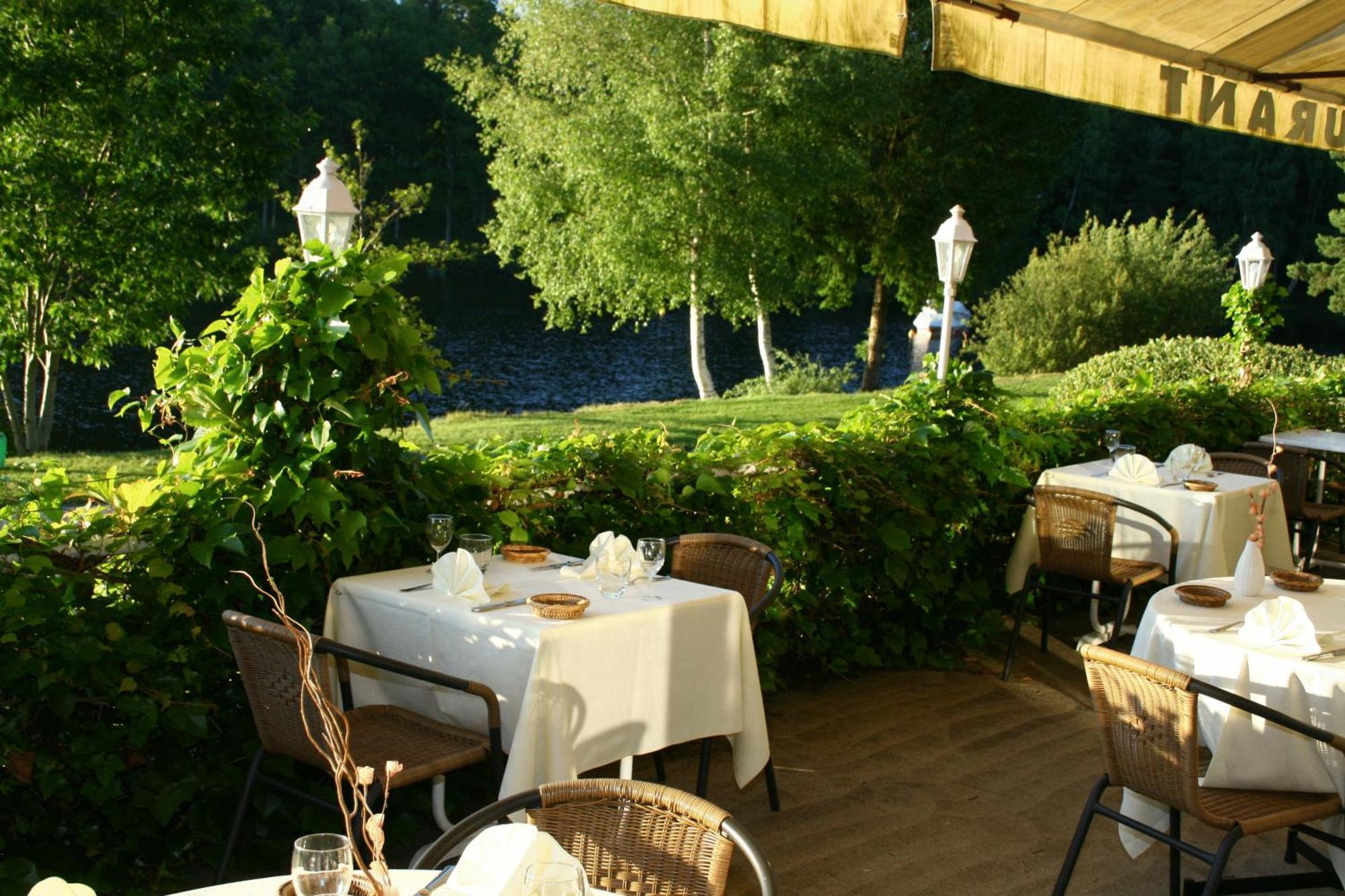 Logis Hotel du Lac Neuvic  Buitenkant foto