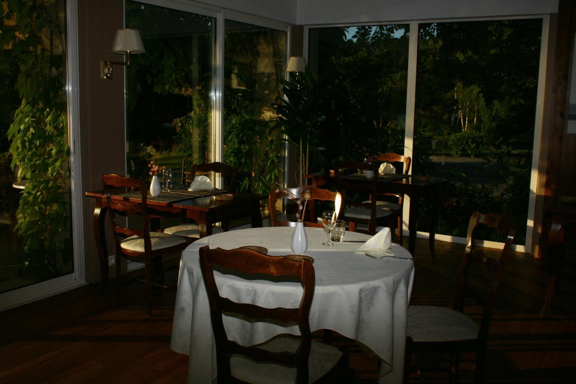 Logis Hotel du Lac Neuvic  Buitenkant foto