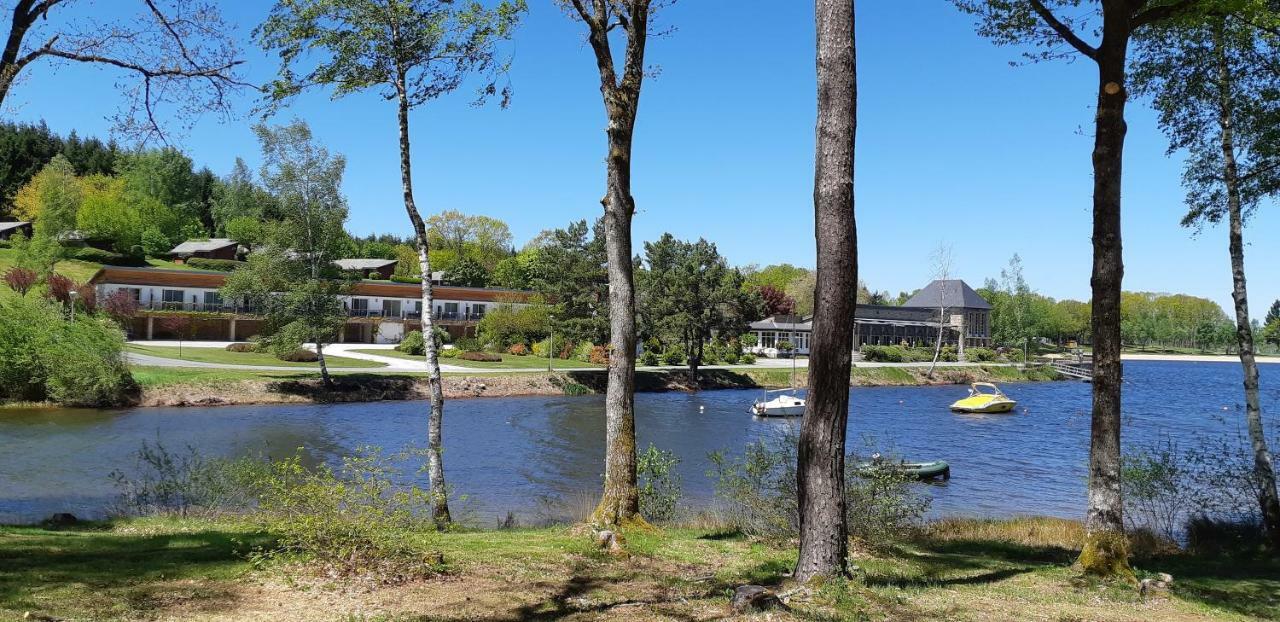 Logis Hotel du Lac Neuvic  Buitenkant foto