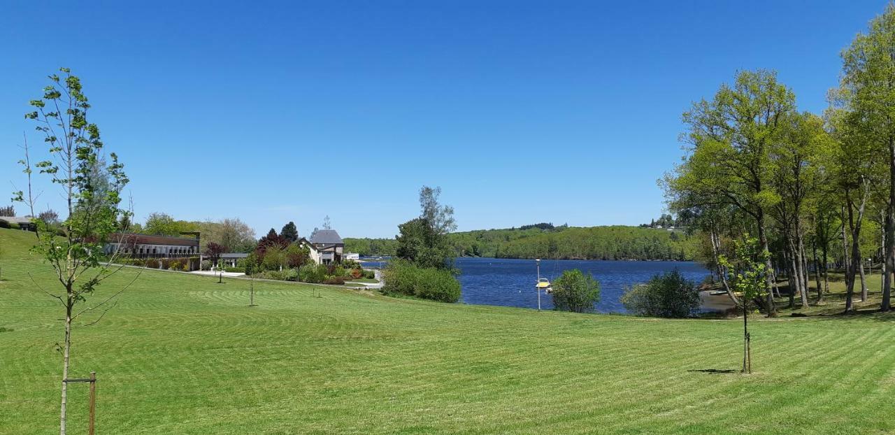 Logis Hotel du Lac Neuvic  Buitenkant foto
