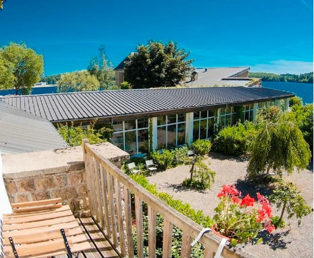 Logis Hotel du Lac Neuvic  Buitenkant foto