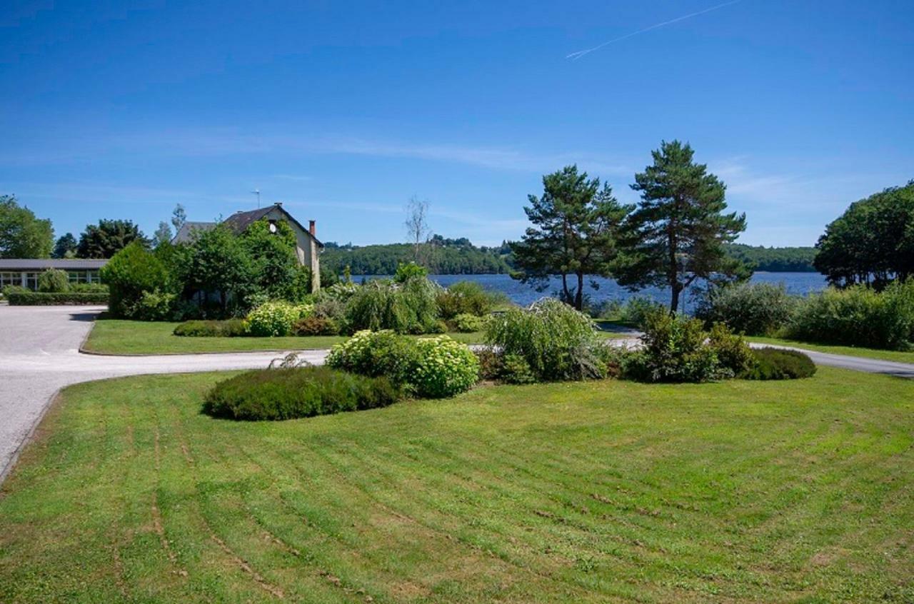 Logis Hotel du Lac Neuvic  Buitenkant foto
